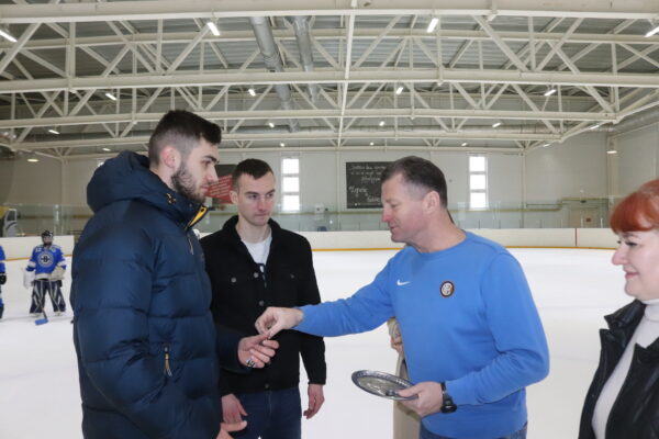 В брянском Трубчевске двум тренерам-преподавателям по хоккею вручили ключи от квартир