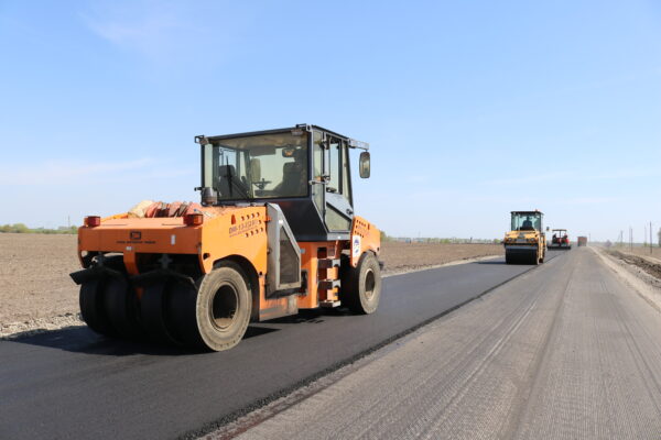 В Комаричском районе продолжается ремонт дорог