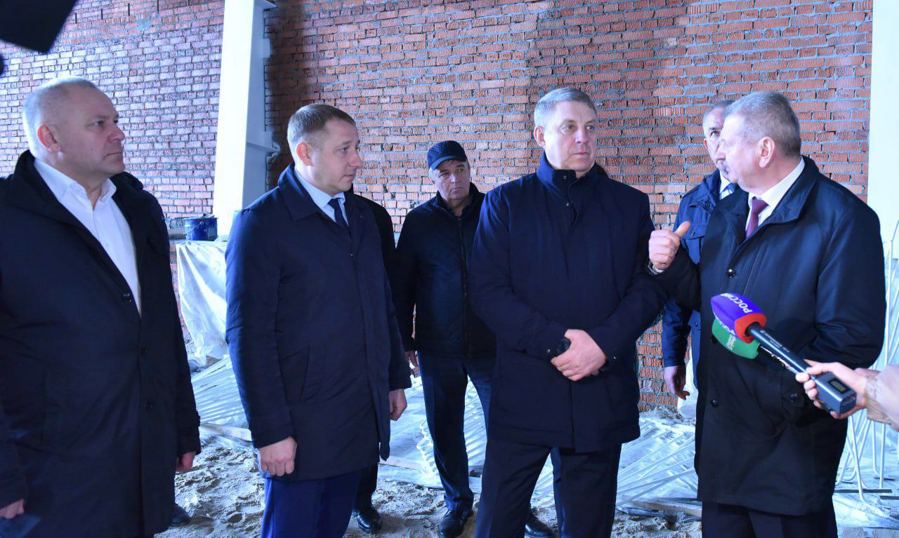 Брянский губернатор проинспектировал ход строительства дворца зимних видов спорта в селе Глинищево