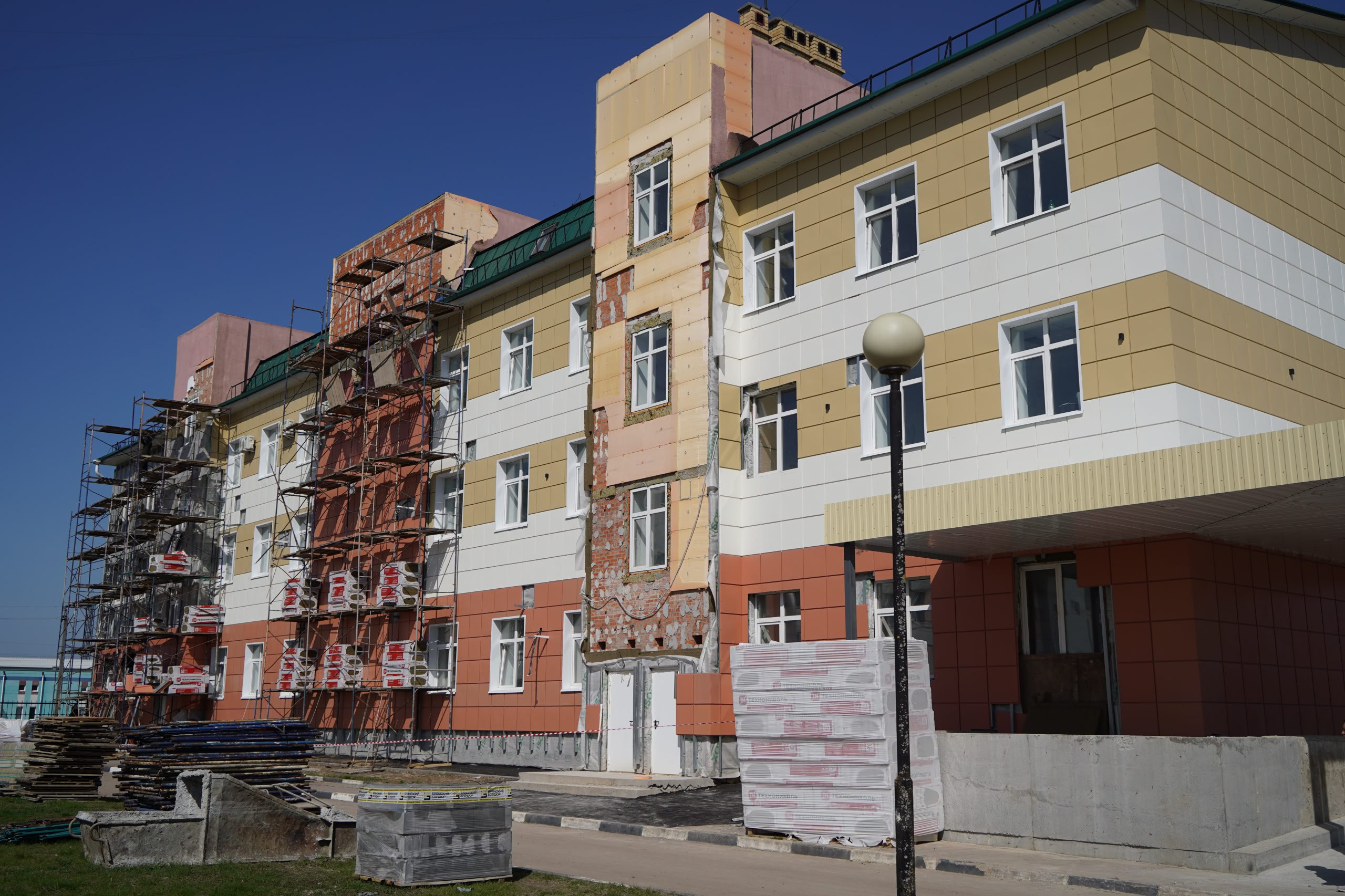 В брянском Почепе завершают капитальный ремонт здания поликлинического центра