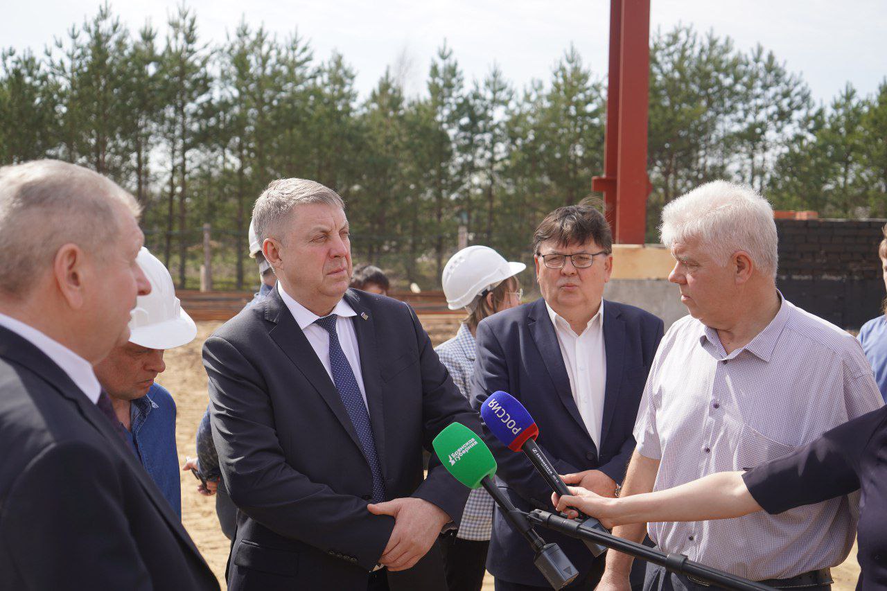 Губернатор Брянской области проинспектировал ход строительства спортивно-оздоровительного комплекса в Злынке