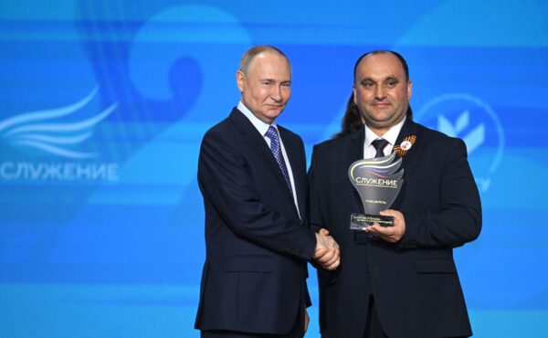 Президент в Наццентре «Россия» наградил победителя премии «Служение»