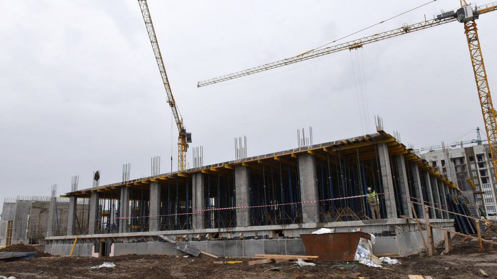 В Брянске продолжается строительство новой школы по улице Амосова