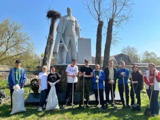 В Карачевском районе студенты-волонтеры привели в порядок воинские мемориалы