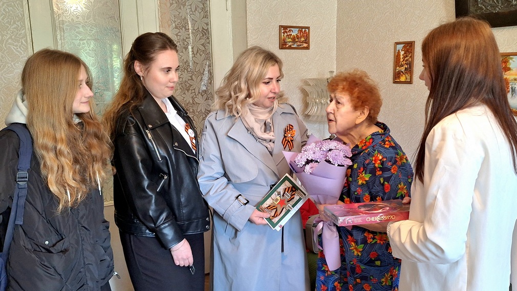 Брянский детский омбудсмен Инна Мухина и ребята Детского общественного совета посещают ветеранов