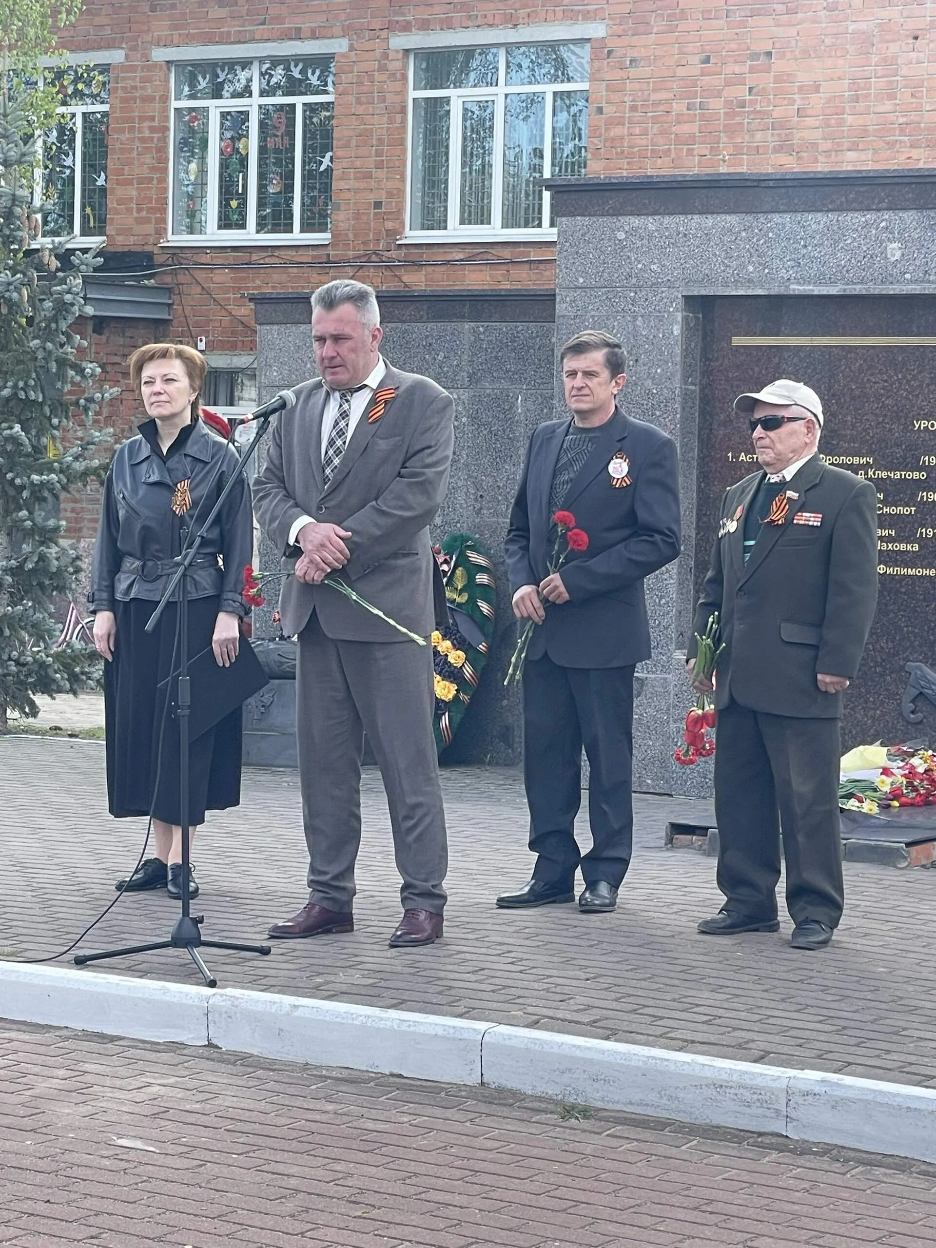 Торжественный митинг, посвященный 80-летию Великой Победы, состоялся на центральной площади поселка Рогнедино.