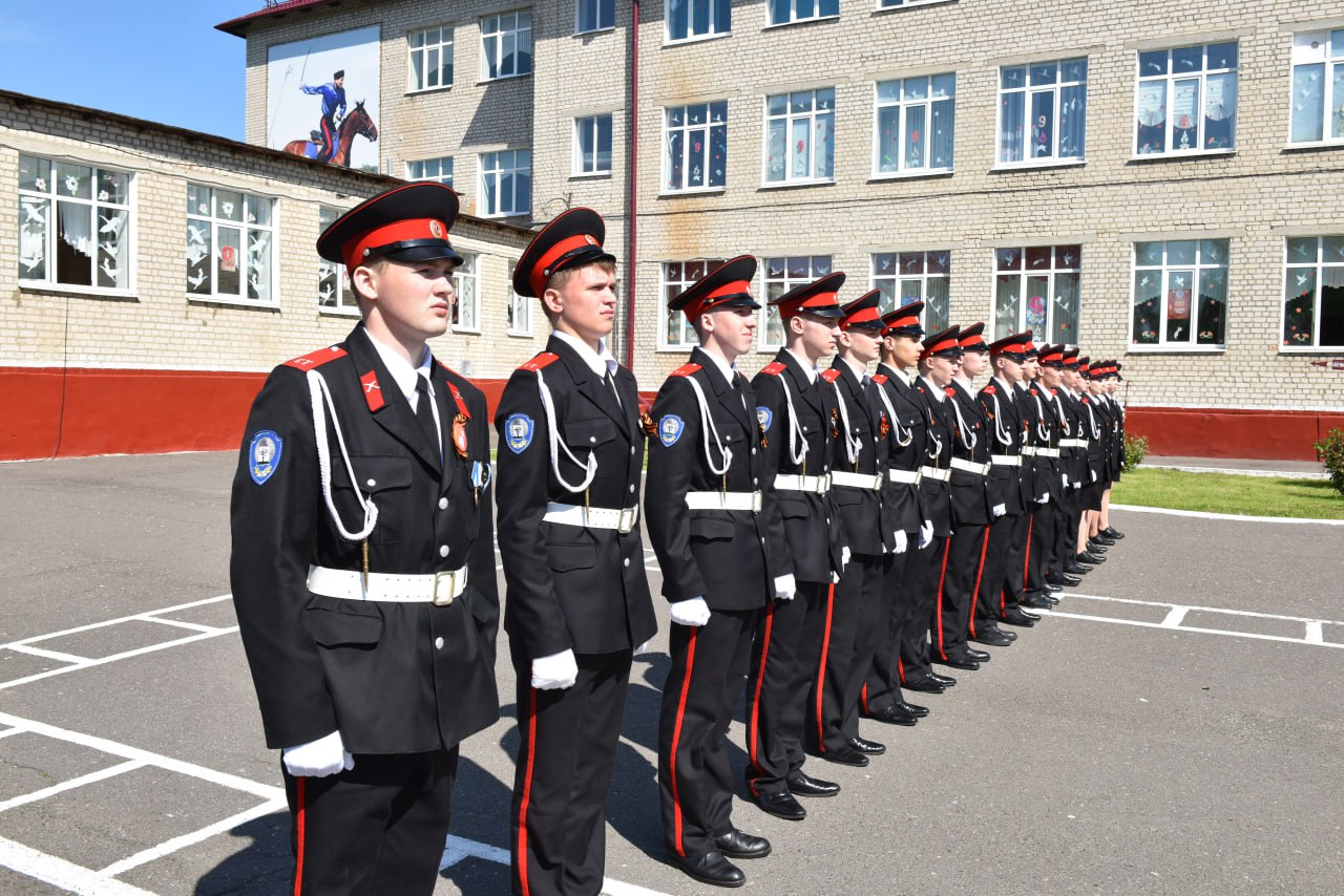 В брянском Стародубе для 18 выпускников казачьего корпуса прозвенел последний звонок