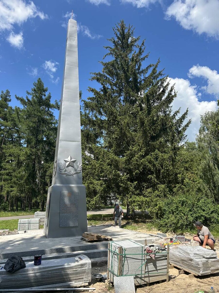 В посёлке Локоть благоустраивают памятник комсомольцам и подпольщикам