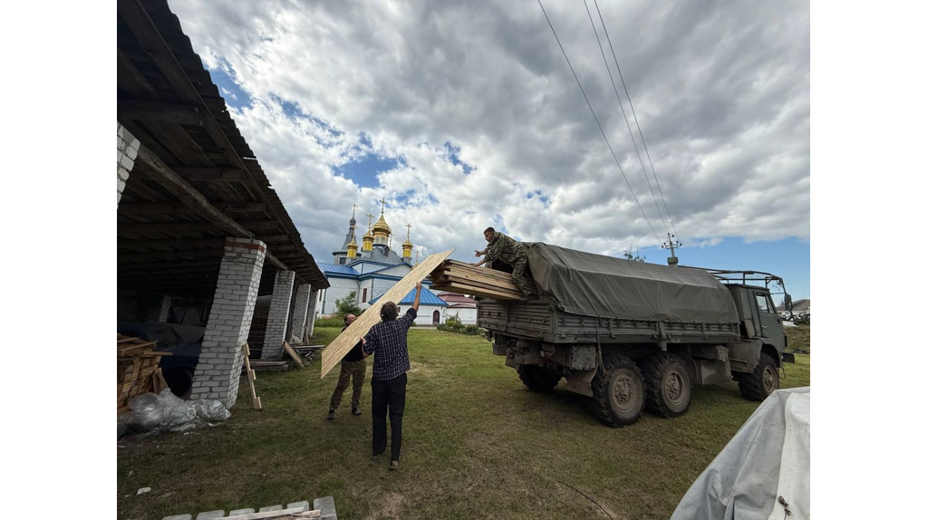 Прихожане храмов Клинцовской епархии отправили очередную партию гуманитарной помощи бойцам спецоперации