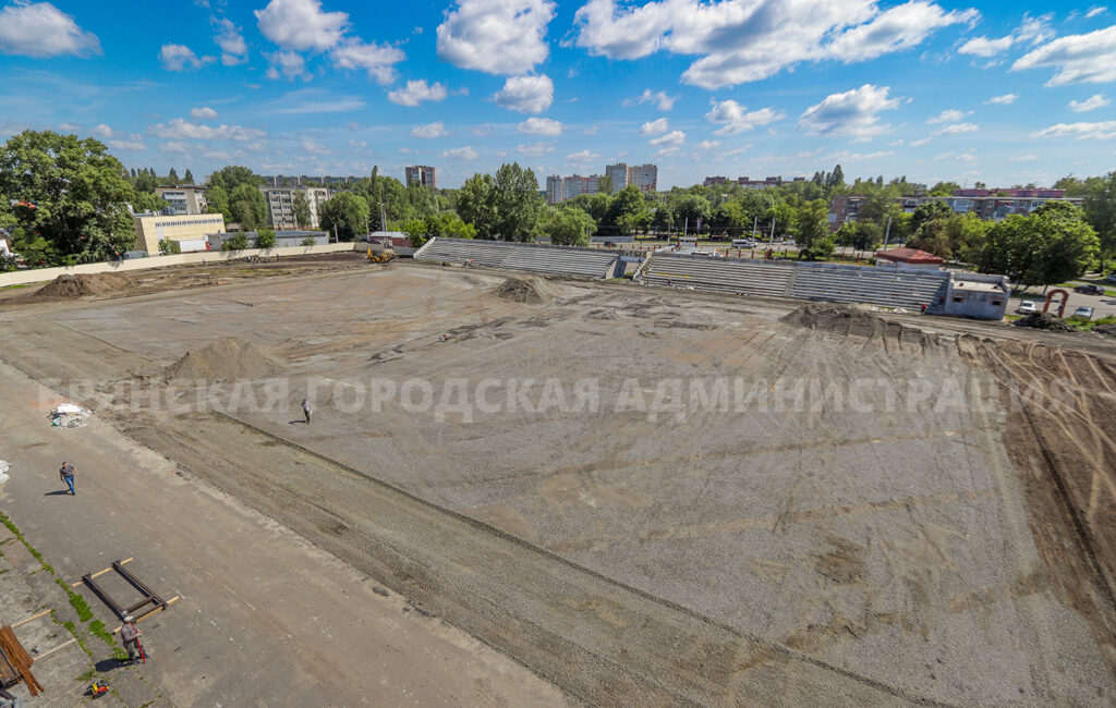 На стадион имени Брянских партизан привезли тринадцать вагонов щебня