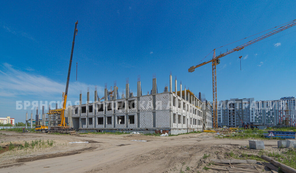 В Брянске на территории бывшего аэропорта строят новую школу