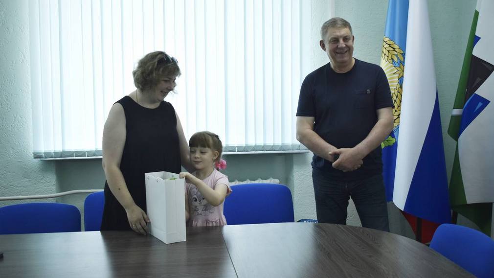 Делегация Брянской области провела в Брянке теплую встречу с девочкой Машей