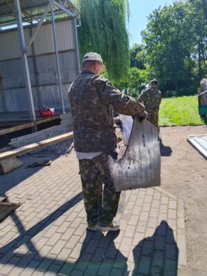 В городском парке брянского Трубчевска ремонтируют летнюю эстраду