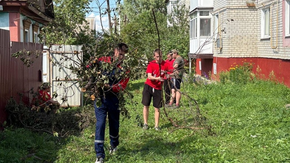 Брянские активисты Волонтерской Роты приняли участие в ликвидации последствий урагана в Климово