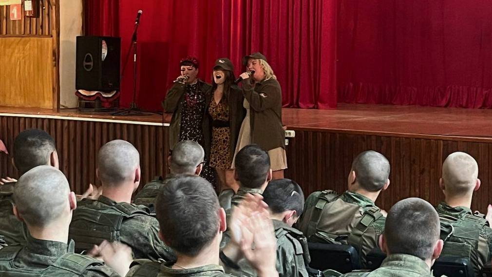 Брянские артистки исполняют для бойцов спецоперации песни о любви к Родине