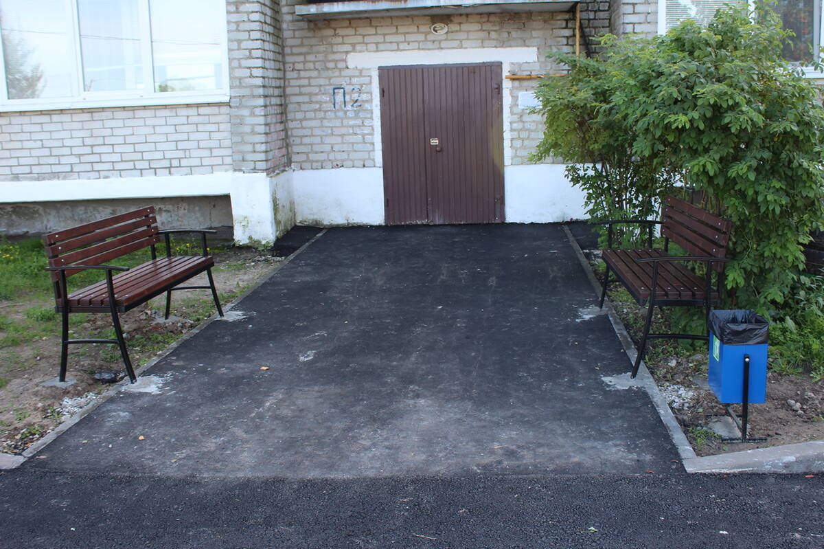 В брянской Суземке завершают благоустройство двух дворовых территорий по улице Ленина