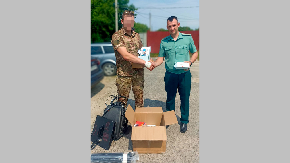 Сотрудники Брянской таможни отправили бойцам спецоперации радиостанции и маскировочные сети