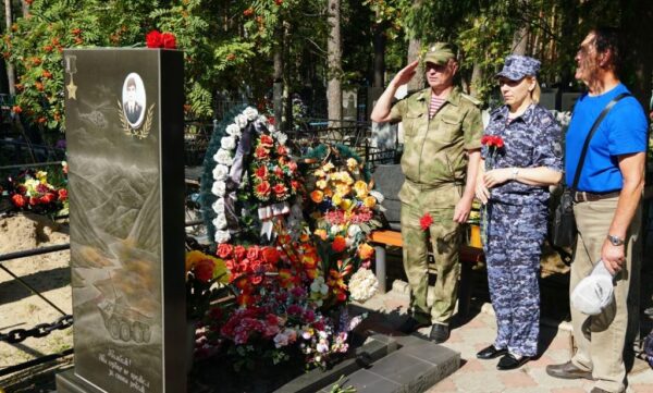 В Брянске росгвардейцы почтили память Героя России Олега Визнюка