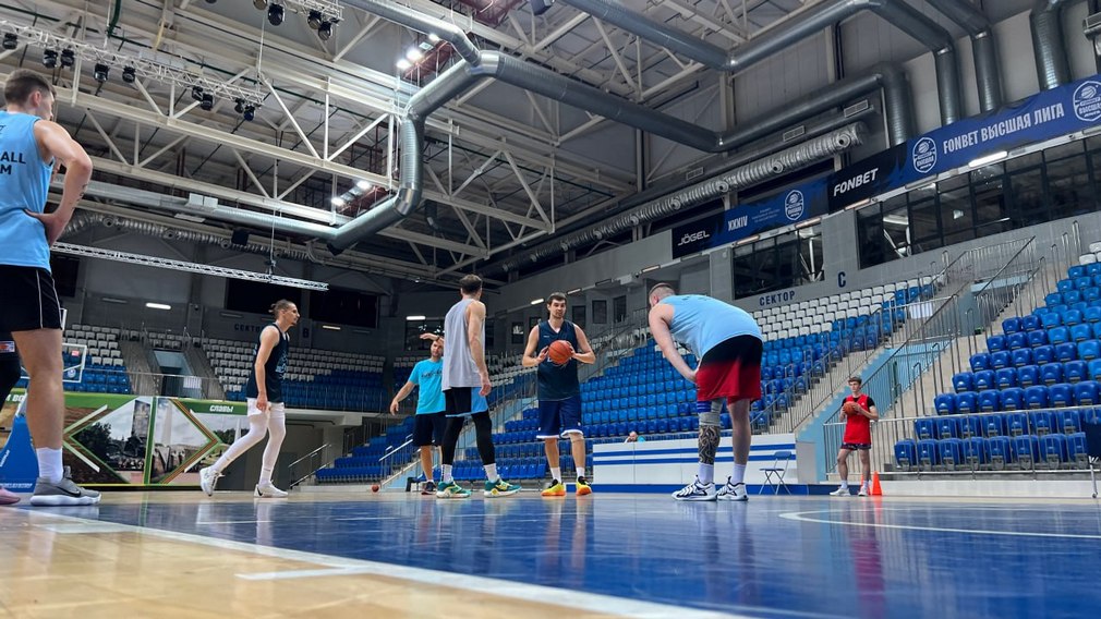 Во Дворце единоборств прошла первая тренировка баскетболистов брянской «Десны»