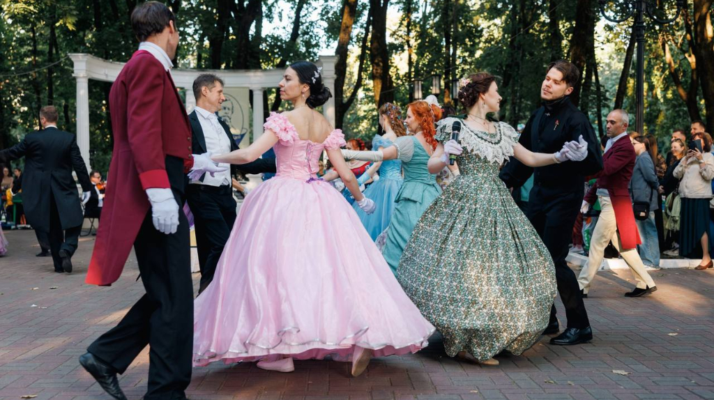 В Брянске устроили Толстовский бал с танцами и музыкой 19 века