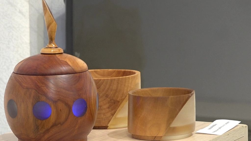 Народный мастер Владимир Петрушин представил выставку деревянных изделий