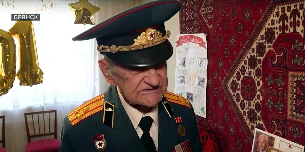 В Брянске на дому проголосовал 101-летний ветеран Борис Шапошников