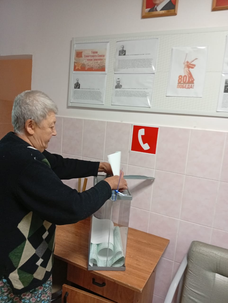 Голосуют пожилые люди Дома милосердия  Рогнединского района