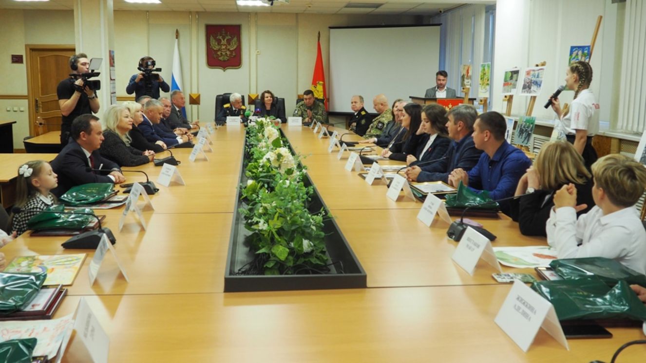 В Брянске прошло торжественное награждение участников выставки «Дети рисуют мир»