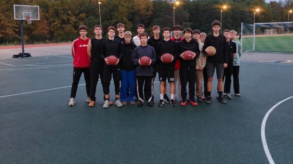 В Брянске на стадионе «Камвольщик» открыли современную баскетбольную площадку