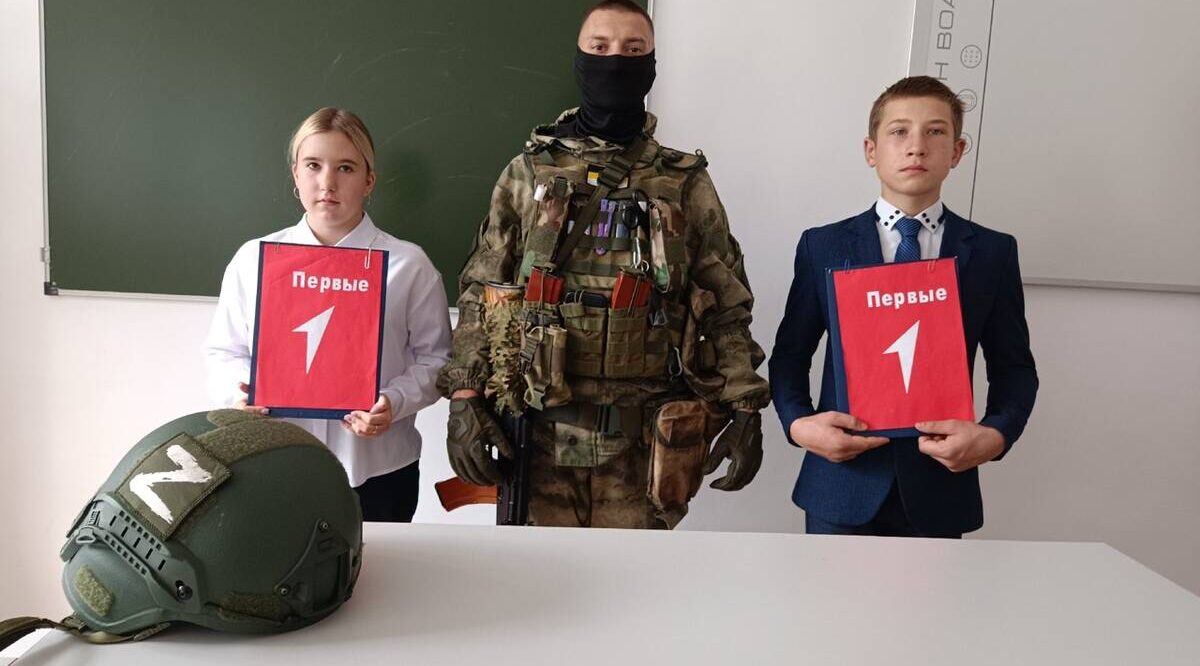 Школьники Стародубского округа встретились с участником СВО