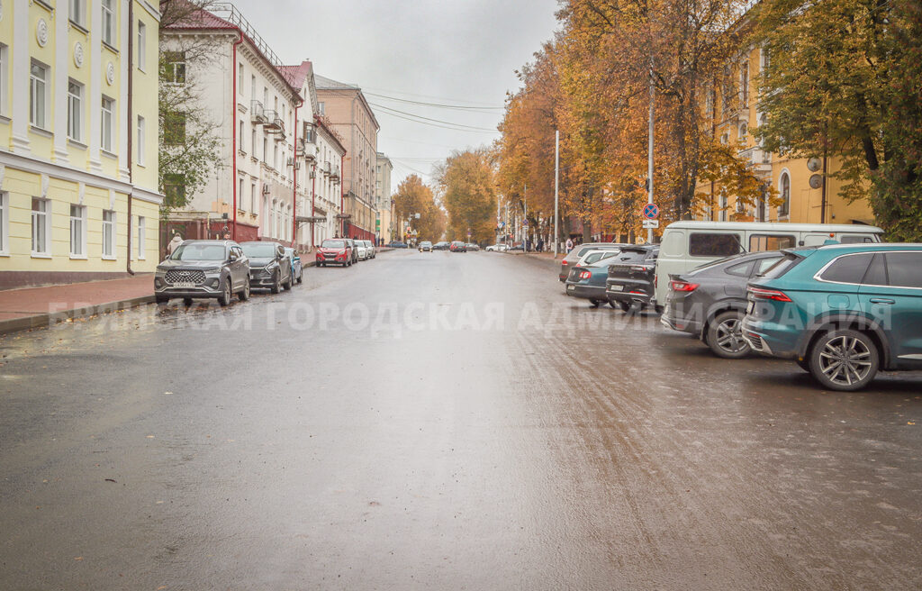 В Брянске на улице Горького завершают возведение подпорной стены