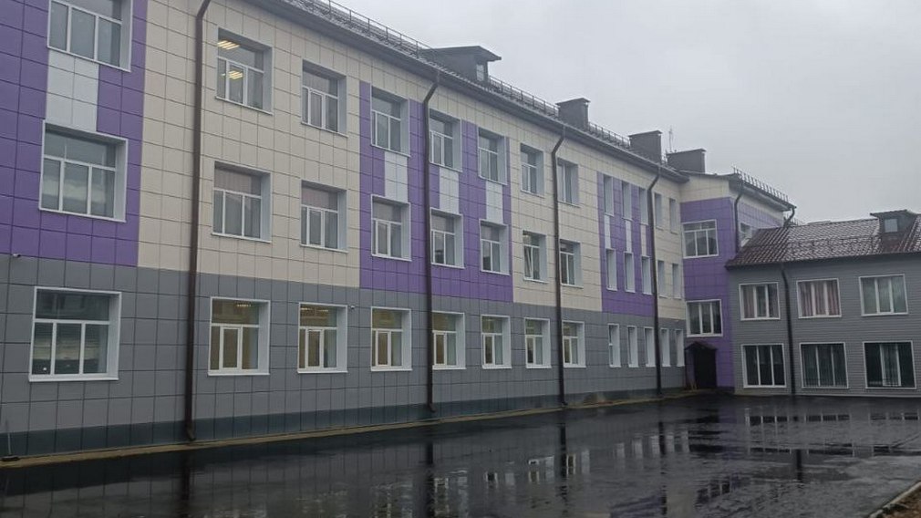 В Клетне продолжается благоустройство территории у школы №1