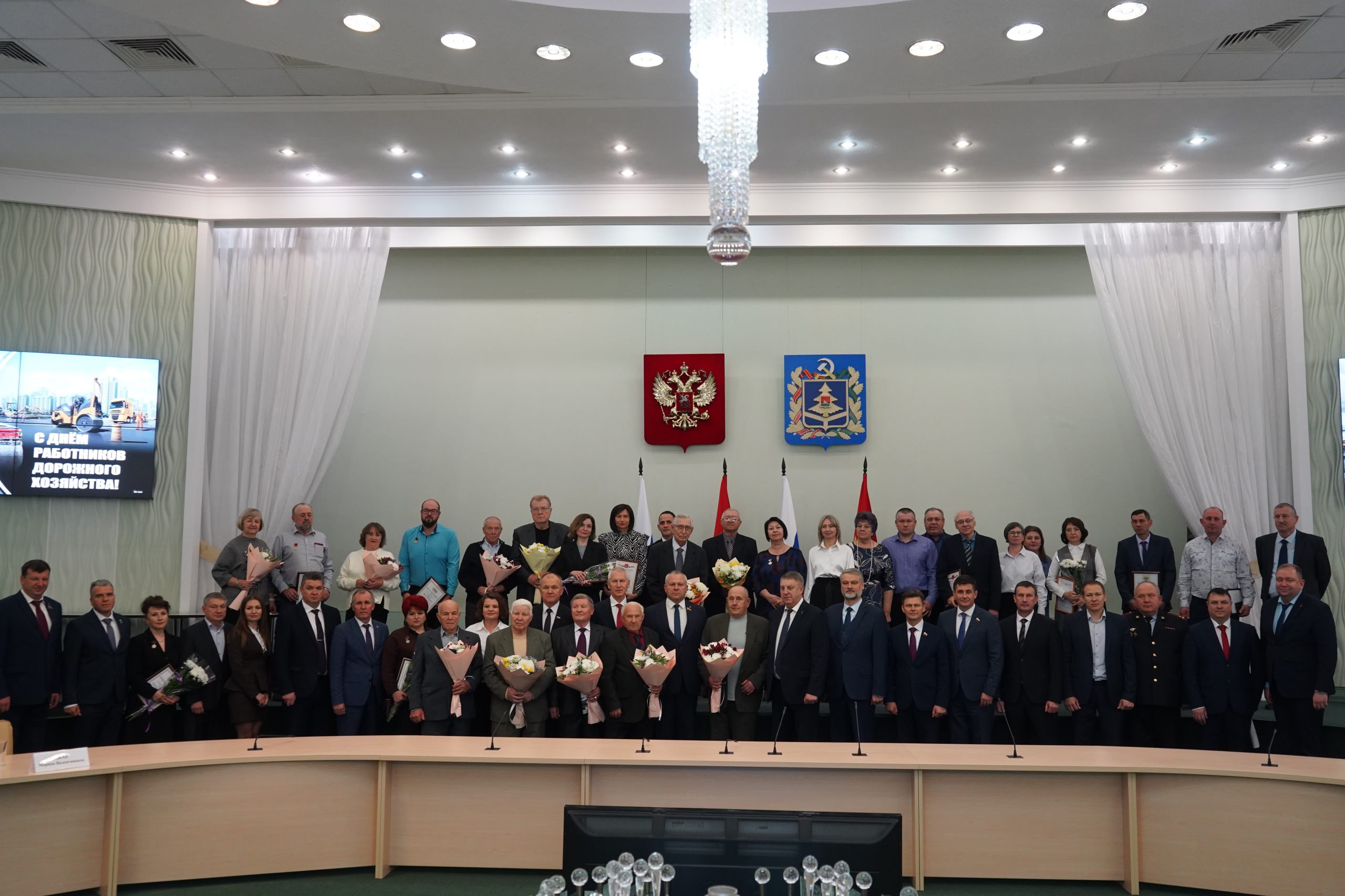 Брянский губернатор поздравил работников и ветеранов дорожной отрасли с профессиональным праздником