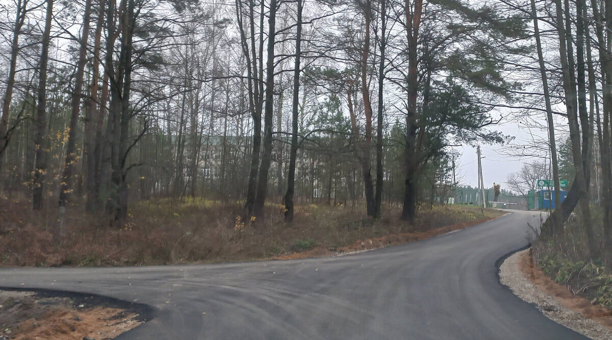 В брянской Жуковке продолжается ремонт дороги, ведущей к «Центру помощи детям»