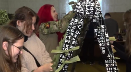 Подопечные брянского фонда «Мирослава» сплели маскировочные сети для бойцов