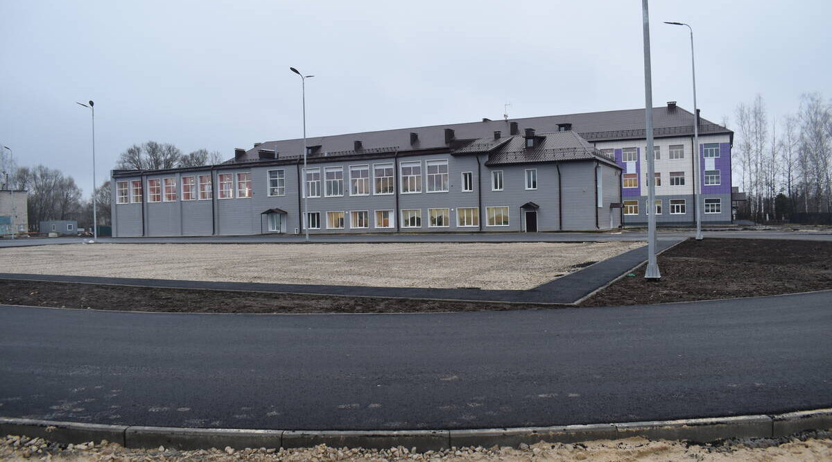 В Клетнянской школе №1 завершается строительство многофункциональной площадки