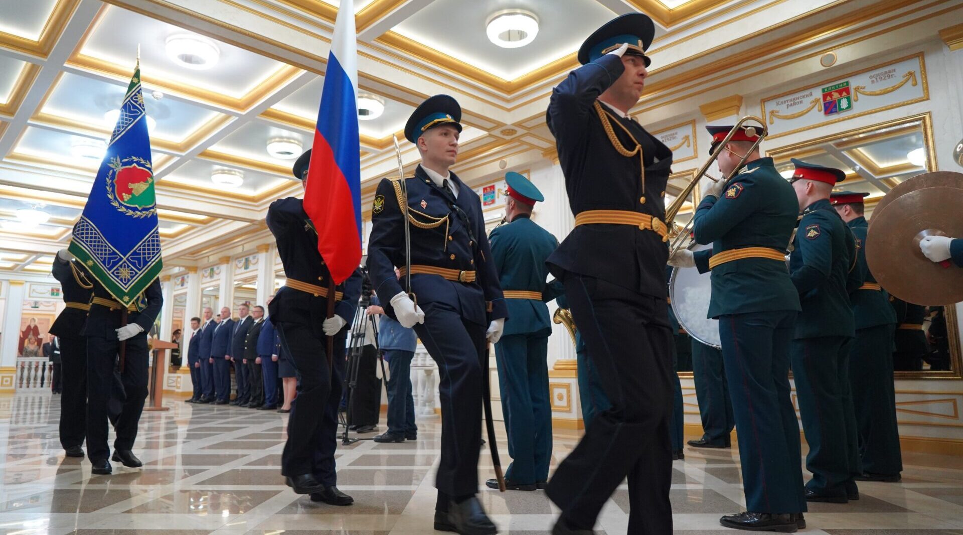 Брянский губернатор поздравил сотрудников и ветеранов УФССП