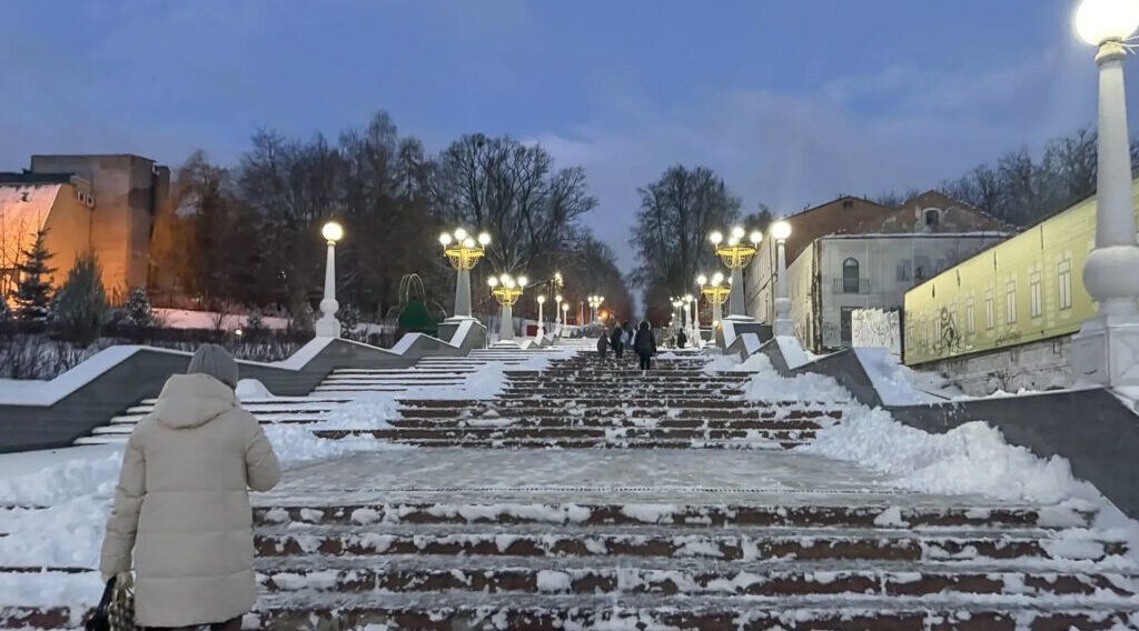 В Брянске в усиленном режиме чистят город от снега