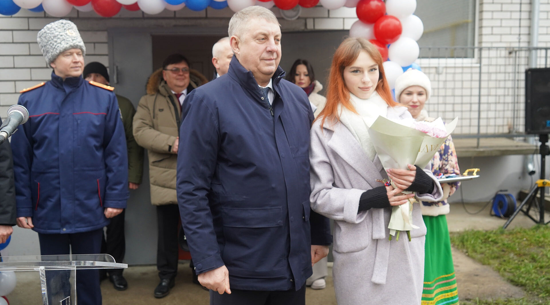 Детям-сиротам из Стародуба вручили ключи от новых квартир