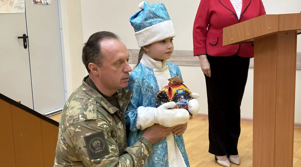 Сергей Антошин поздравил с Новым годом школьников Бежицкого района