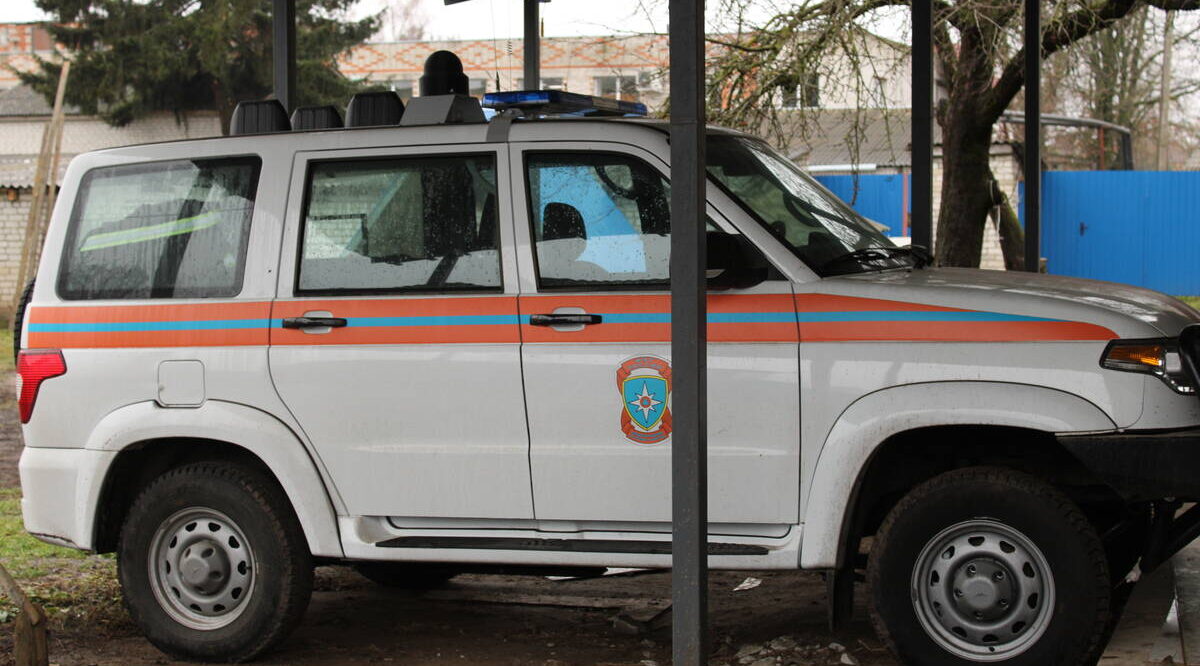 В Стародубе спасателям передали автомобиль радиационной и химической разведки