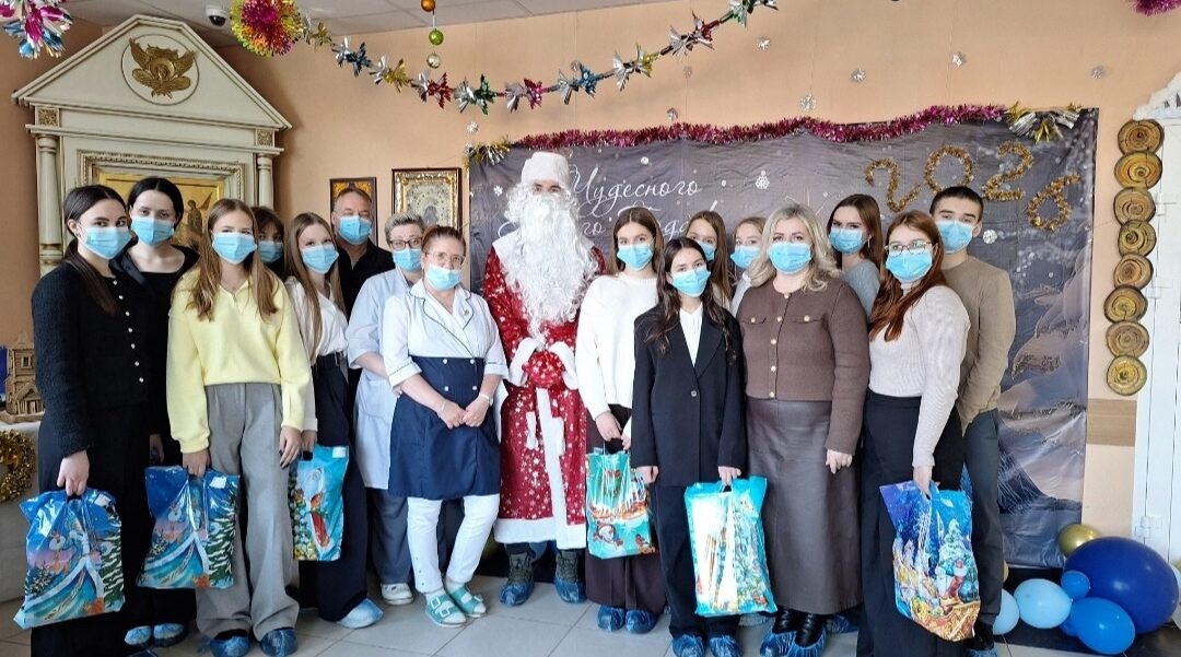 В Брянске пациентов детского онкоцентра поздравили с наступающим Новым годом