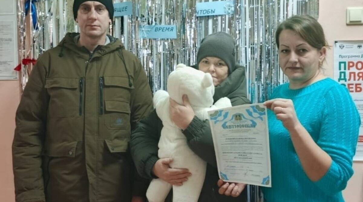 В Комаричах многодетной семье вручили сертификат на областной материнский капитал