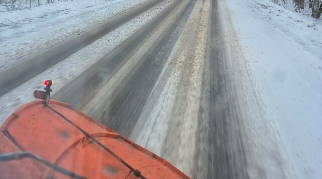 В Брянской области ведётся непрерывная работа по очистке дорог от снега