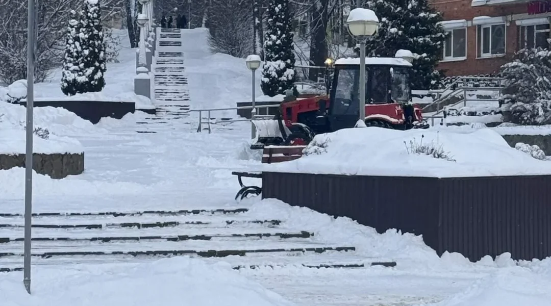 Уборка снега в поселке