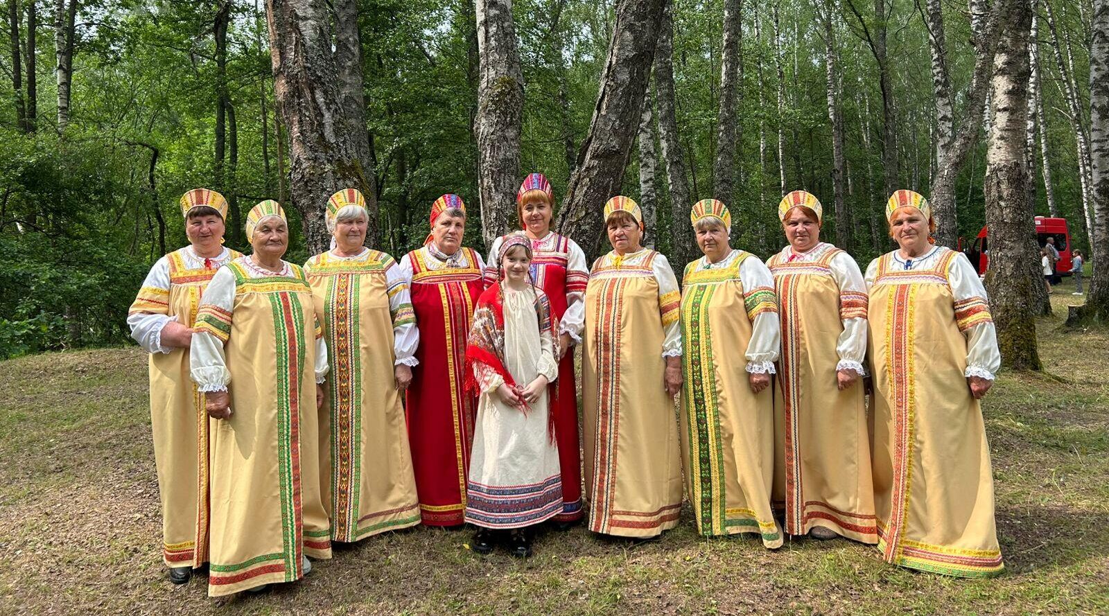 Нам песня жить и любить помогает