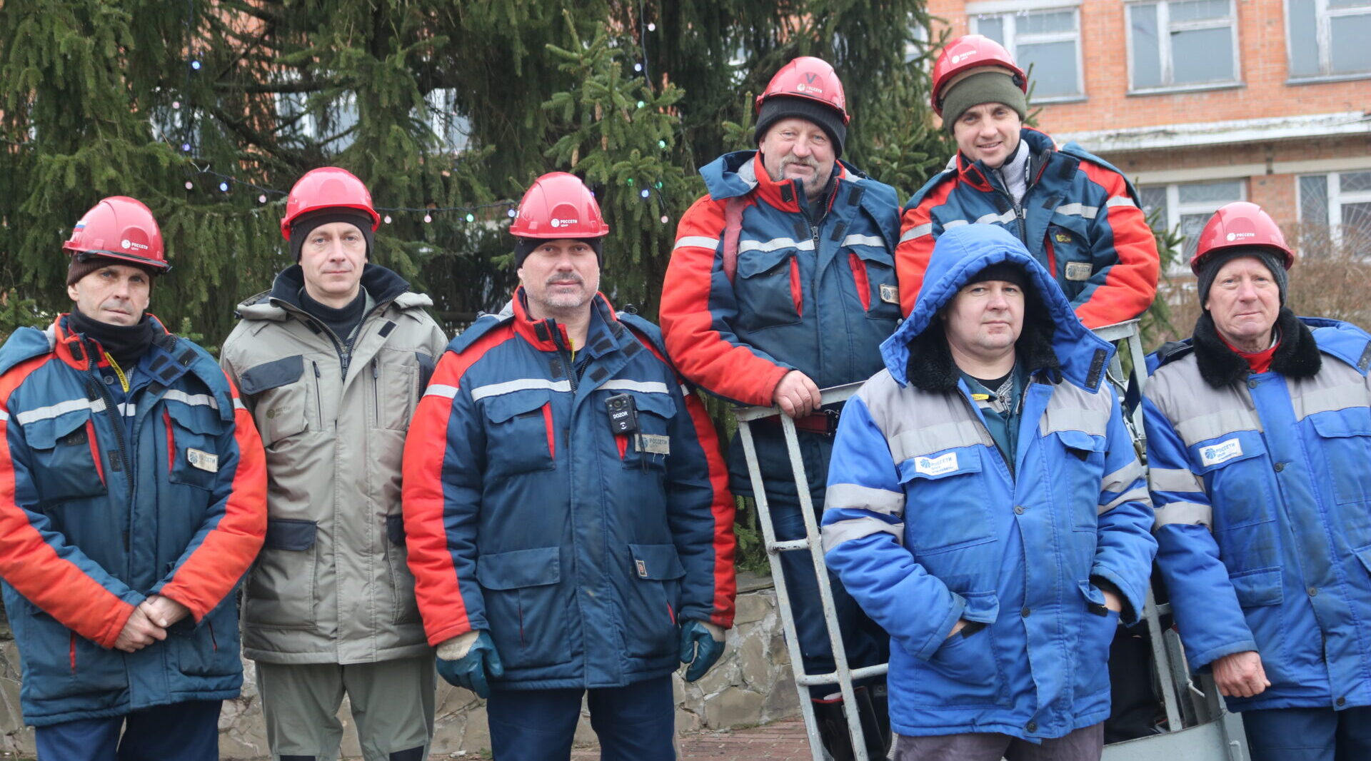 Люди, несущие свет и тепло