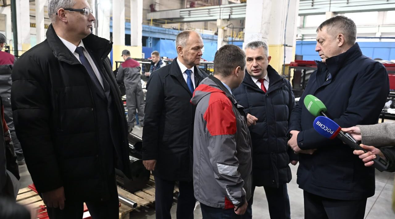 Александр Богомаз и Иван Крупко посетили совместное предприятие «Брянсксельмаш»