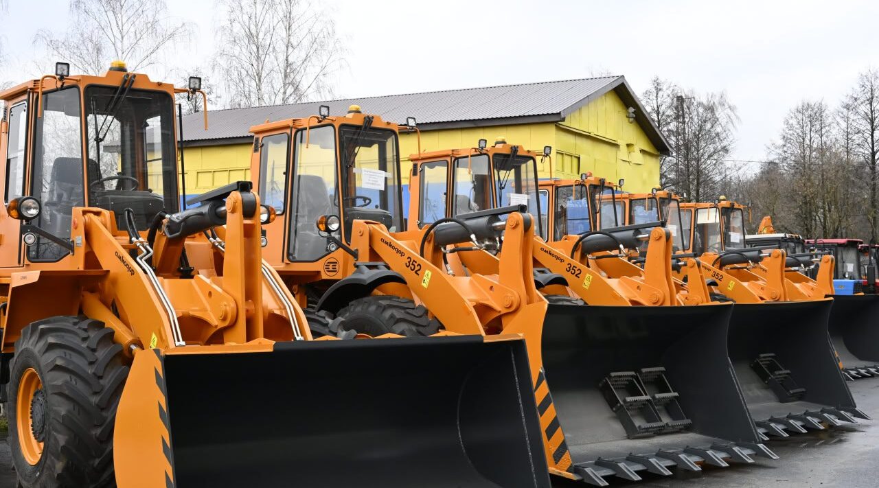 Александр Богомаз и Иван Крупко посетили предприятие «Амкодор-Брянск».