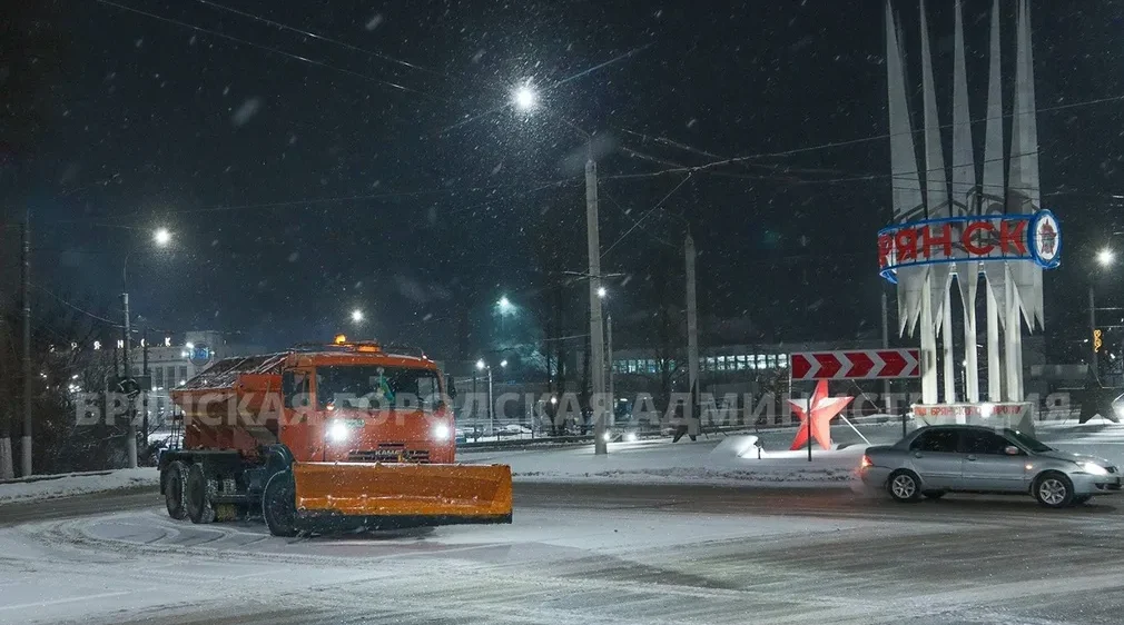 В Брянске задействовали дополнительную технику для уборки снега